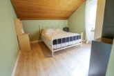 Schlafzimmer 2 - Ruhig wohnen in Ostfriesland: Ebenerdiges Einfamilienhaus mit Scheune und viel Freiraum