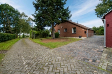 Ruhig wohnen in Ostfriesland: Ebenerdiges Einfamilienhaus mit Scheune und viel Freiraum, 26831 Bunde, Einfamilienhaus