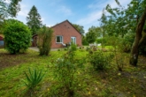 Garten Nord-West - Ruhig wohnen in Ostfriesland: Ebenerdiges Einfamilienhaus mit Scheune und viel Freiraum