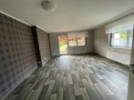 Wohnzimmer - Schön geschnittene Wohnung mit Garten und überdachter Terrasse